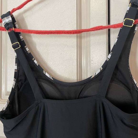 Liz Claiborne size 10 one piece swimsuit. - Picture 4 of 6